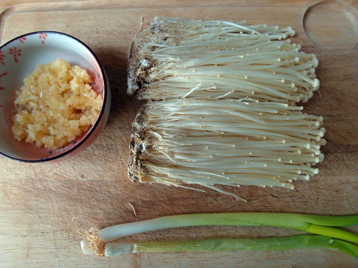 Steamed_Enoki_Mushrooms_with_Garlic_Sauce